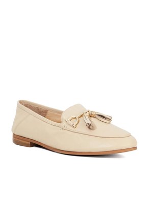 Mocassin en cuir beige avec un bout arrondi, petit talon brun et éléments décoratifs en or avec des franges à l'avant. Texture lisse.