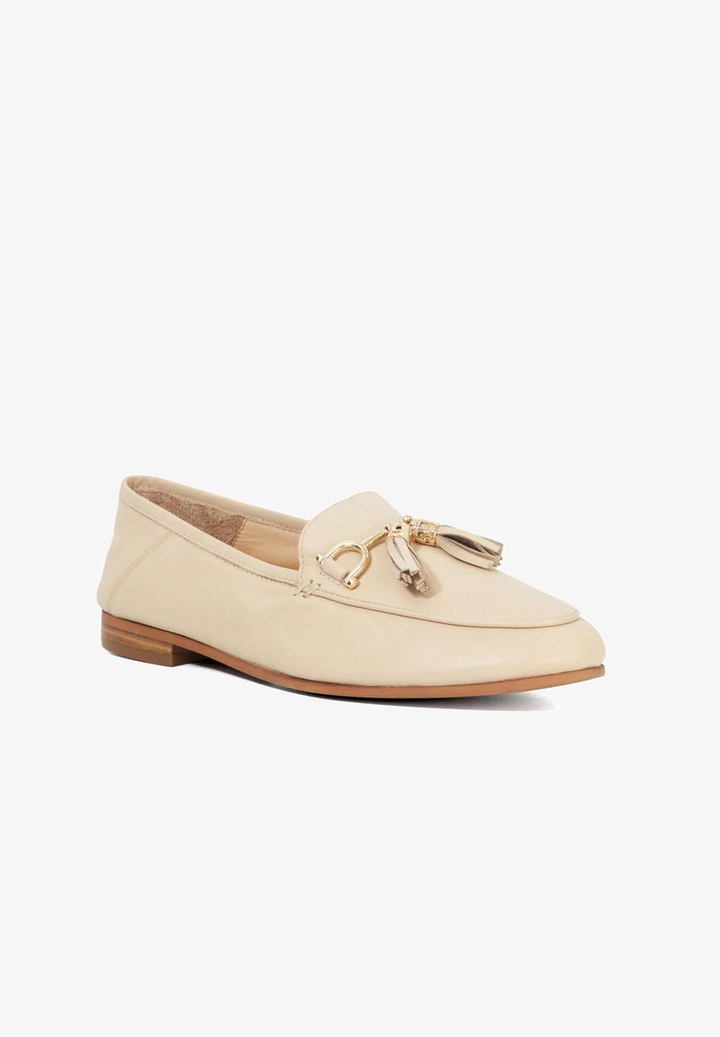 Mocassin en cuir beige avec un bout arrondi, petit talon brun et éléments décoratifs en or avec des franges à l'avant. Texture lisse.