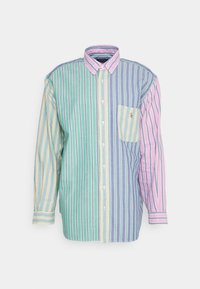 Camisa a rayas con varios colores: verde, azul, rosa y amarillo. Diseño abotonado con un bolsillo en el pecho y mangas largas. Tejido de algodón.