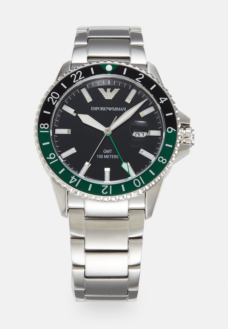 Edelstahl-Uhr mit schwarzem Zifferblatt, grüner Lünette und silbernen Akzenten. Verfügt über ein Datumsfenster und ist bis zu 100 Meter wasserfest.
