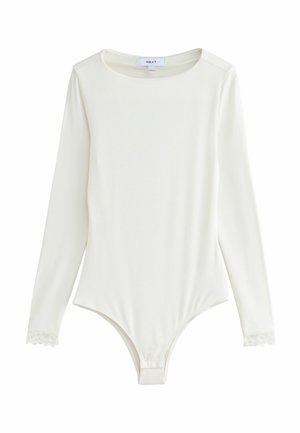 Body de canalé color crema de manga larga con adorno de encaje en los puños y cuello redondo, mostrado plano sobre fondo blanco.