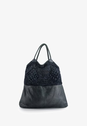 Große Tragetasche aus dunklem gewebtem Stoff mit strukturierten Akzenten und glattem Lederboden; verfügt über geschwungene Griffe und ein geräumiges Innenfach.