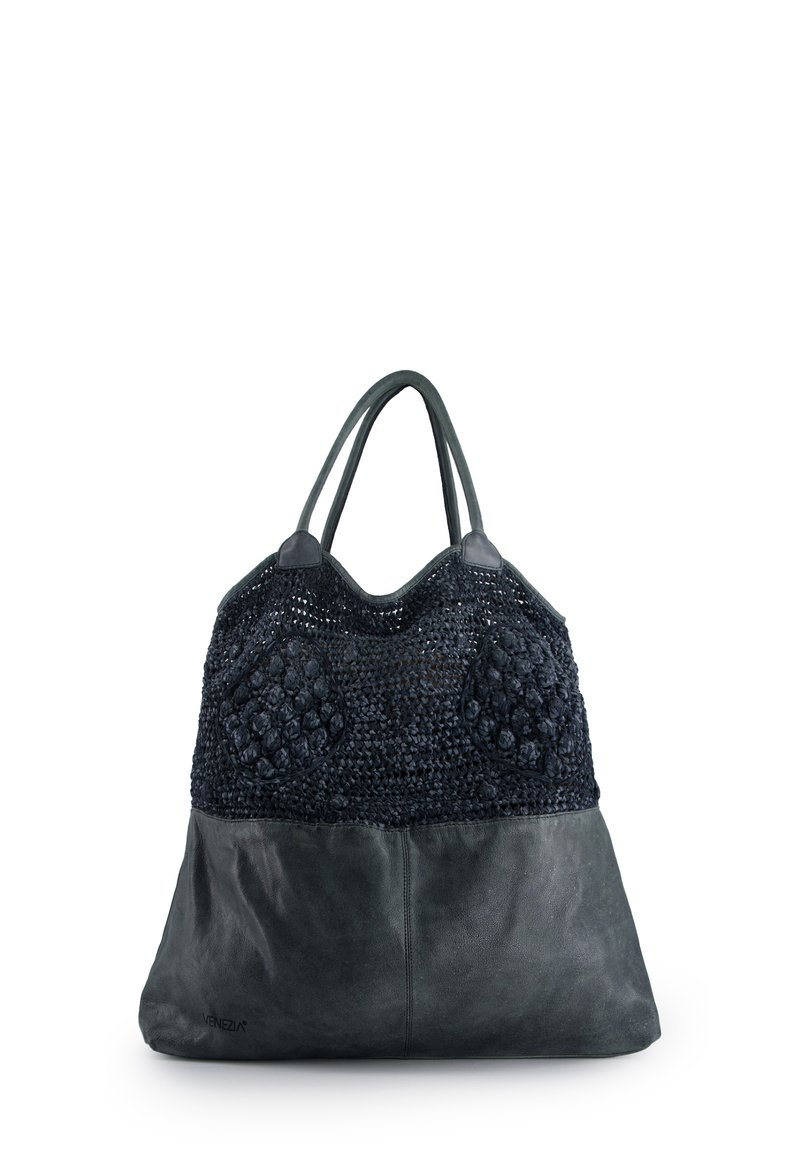 Stor shopper lavet af mørkt vævet stof med teksturerede detaljer og en glat læderbund; har buede håndtag og et rummeligt indre.