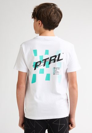 Camiseta blanca de algodón con un diseño gráfico en negro y turquesa en la parte trasera, con texto y rectángulos de varios tamaños y orientaciones.
