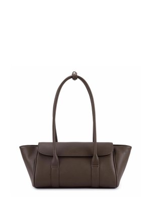 Borsa a tracolla in pelle marrone scuro con lunghe doppie cinghie e chiusura frontale con pattina, mostrata su sfondo bianco.