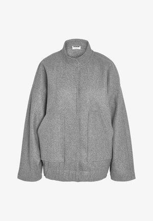 Grijze wollen mix jas met een oversized pasvorm, hoge kraag, twee voorzakken en zijsplitsen voor comfort en bewegingsgemak.