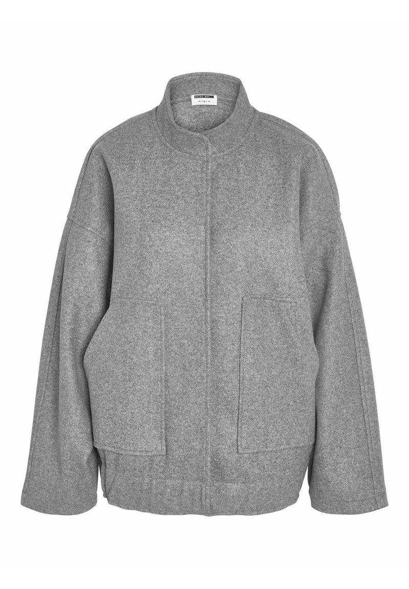 Giacca grigia in misto lana con taglio oversize, colletto alto, due tasche frontali e spacchi laterali per comfort e libertà di movimento.