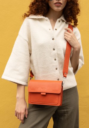 Gusti Leder, TRUDE - Sac bandoulière - orange