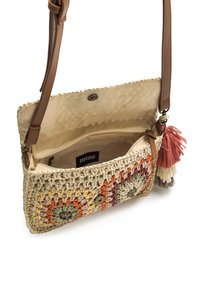 Geweven strozak met een meerkleurig bloemenpatroon, bruine leren riem, magnetische sluiting en een decoratieve kwast eraan bevestigd.