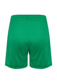 Zielone spodenki sportowe, wykonane z gładkiego materiału, z elastycznym paskiem i płaskimi szwami; dół kończy się tuż powyżej kolana.