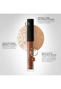 Polvere bilanciante di tonalità minerale in un tubo trasparente con un tappo nero. Contiene una polvere minerale che diffonde la luce e un mix botanico.