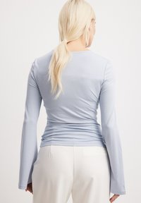 NA-KD SOFT LINE TWIST - Ilgarankovis viršutinės dalies drabužis - light blue