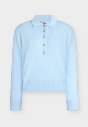 Hele sinine lühendatud kudumiga kampsun, millel on lame krae ja viie nupuga kinnis. Omab pikki varrukaid ja soonilise tekstuuriga ääri.