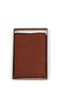 Bruine, gestructureerde stof, opgevouwen in een tan rechthoekige doos. De stof heeft een geweven patroon dat een rijke, warme kleur weerspiegelt.