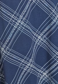 Meripihkan navy yang menampilkan pola geometris putih dengan garis-garis yang saling berpotongan dan aksen segitiga, menciptakan desain yang berpola dan terstruktur.