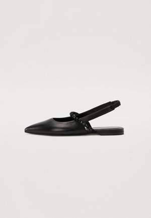 Must väljatud nahast slingback saapad terava varbaga, millel on kudumise mustri detail ja lame tald. Sile tekstuur koos minimalistliku disainiga.