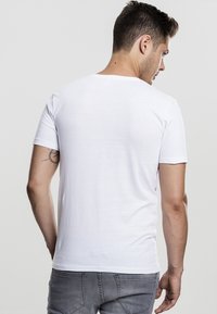 Urban Classics V-NECK POCKET TEE - Základné tričko - white