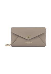 Pochette en cuir taupe style enveloppe avec fermoir bouton doré, bandoulière chaîne, et logo "Lancaster Paris" embossé en or sur le devant.