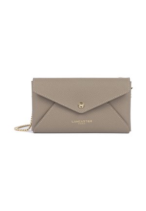 Taupekleurige leren clutch in envelopstijl met een goudkleurige drukknopsluiting, een kettingriem en het "Lancaster Paris"-logo in goud geperst aan de voorkant.