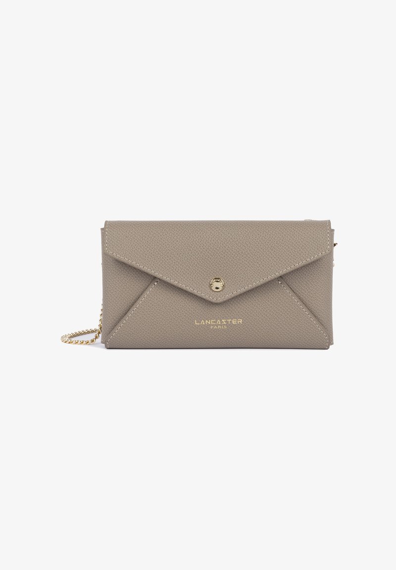 Pochette en cuir taupe style enveloppe avec fermoir bouton doré, bandoulière chaîne, et logo "Lancaster Paris" embossé en or sur le devant.
