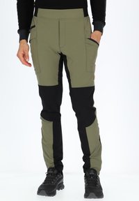 Olijfgroene en zwarte broek met een slim fit, cargopockets en ritsen aan de zijkanten; gemaakt van duurzaam, rekbaar materiaal.