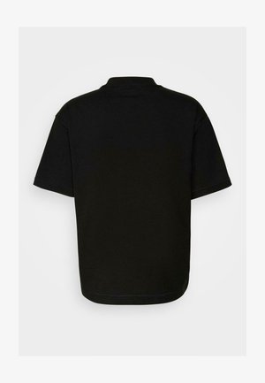 Czarny, bawełniany t-shirt z krótkim rękawem. Posiada okrągły dekolt i luźny krój. Gładka faktura bez widocznych wzorów czy elementów metalowych.