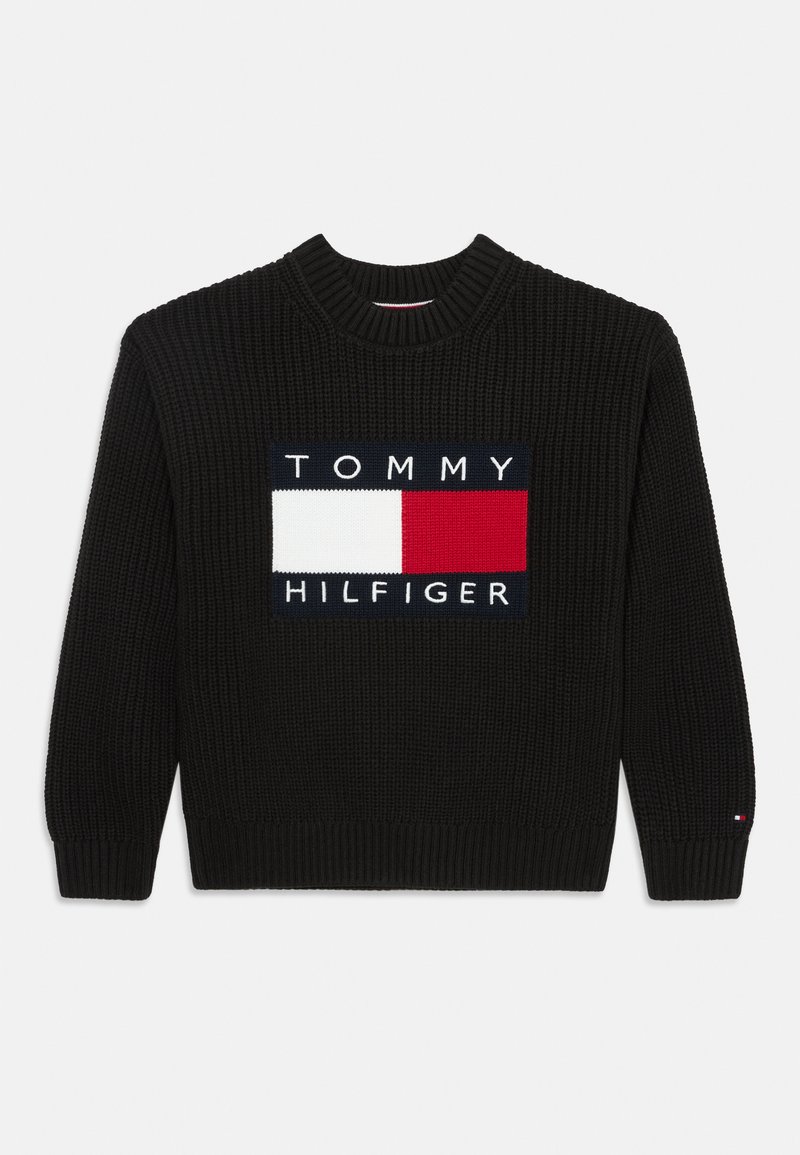 Pull en maille noir à col rond avec un grand logo Tommy Hilfiger rouge, blanc et bleu marine sur la poitrine.