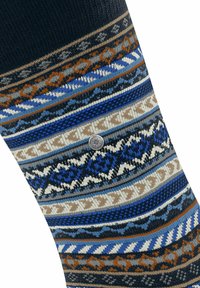 Calze lavorate a maglia con un design a fantasia nei colori blu, beige e marrone, con un logo argentato e una parte superiore a coste di colore scuro.