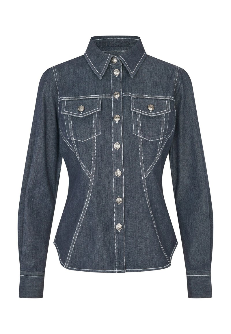 Ciemnoniebieska koszula z długim rękawem, zapinana na guziki, z ostro zakończonym kołnierzykiem, dwiema kieszeniami na piersi i srebrnymi akcentami guzików; białe detale w szwie.