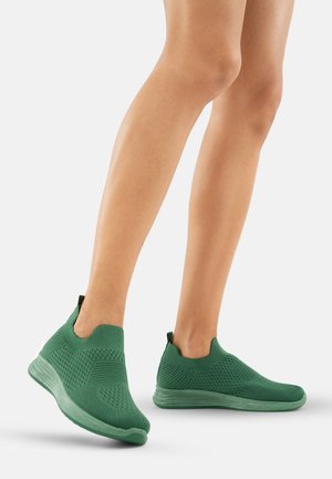 Grüne Sportschuhe mit einem weichen Strick-Obermaterial, strukturierten Mustern und einer flexiblen Sohle; verfügen über ein schlankes Design mit einem kurzen Schaft.