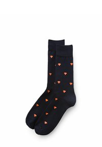 Calcetines de color navy hechos de una mezcla de algodón con patrones dispersos de emblemas de superhéroes en rojo y amarillo. De longitud hasta la mitad de la pantorrilla y con una textura suave.