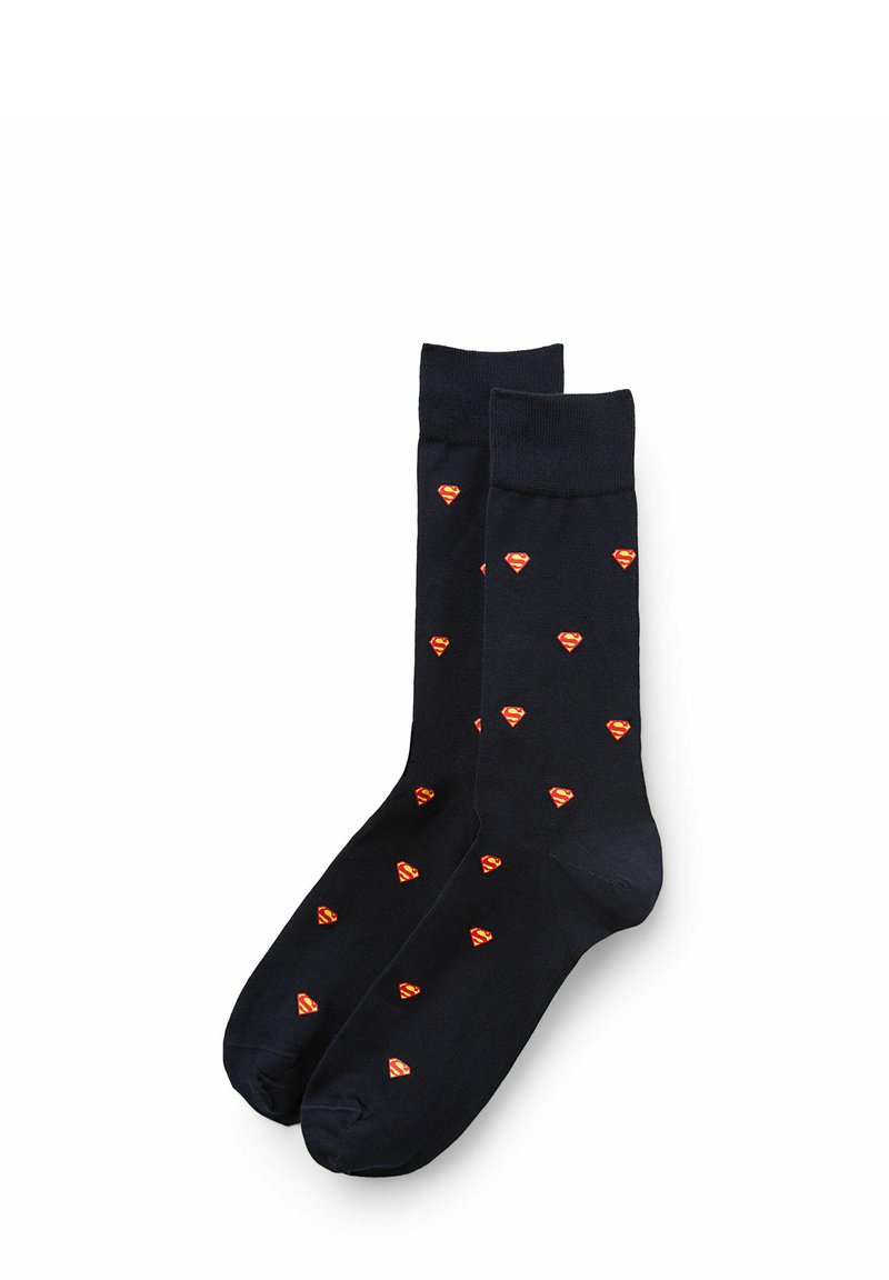 Calcetines de color navy hechos de una mezcla de algodón con patrones dispersos de emblemas de superhéroes en rojo y amarillo. De longitud hasta la mitad de la pantorrilla y con una textura suave.