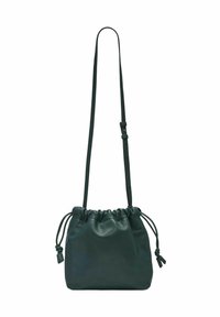 Borsa a tracolla con laccio in pelle verde scuro, morbida al tatto, con tracolla regolabile e dettaglio arricciato sulla parte superiore. Presenta un design minimalista.
