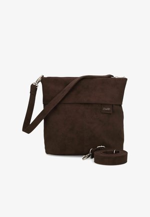 Sac bandoulière en daim brun foncé avec une fermeture éclair supérieure, une sangle réglable attachée et une sangle supplémentaire amovible enroulée à côté.