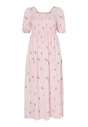 Różowa bawełniana maksidresa z krótkimi bufiastymi rękawami, marszczoną górą, wzorem haftu kwiatowego i zwiewną spódnicą.