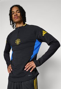 adidas Performance MANCHESTER UNITED 25/26 EUROPEAN PRO TRAINING TOP - Φανέλα τερματοφύλακα - black/blue/tribe yellow