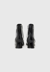 KARL LAGERFELD BONNIE - Botas clássicas de cano curto - black
