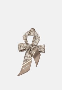 Sciarpa in seta beige con un design a motivi caratterizzato da forme a C intrecciate, legata a fiocco con un'estremità più larga che mostra un logo e un bordo a contrasto.