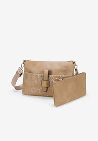 Bolso de mano de cuero beige con diseño floral bordado, herrajes dorados y clutch extraíble. Incluye correa ajustable. Textura suave.