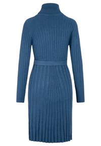 Cardigan à manches longues en tissu côtelé de couleur bleu profond, avec un col haut et une ceinture assortie à la taille, présentant une texture verticale sur l'ensemble.