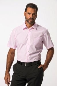 Camicia da uomo a maniche corte rosa, con colletto button-down, taschino sul lato sinistro e dettagli ricamati discreti. Abbinata a pantaloni eleganti scuri.