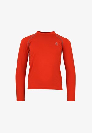 Rash guard à manches longues de couleur rouge vif, fabriqué en tissu lisse et extensible. Comprend des coutures grises et un petit logo sur la poitrine.