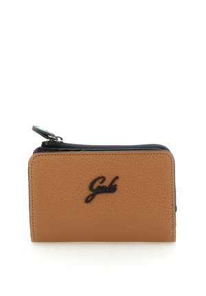Portafoglio compatto in pelle color cuoio con cerniera nera e logo nero "Gabs" centrato sul davanti.