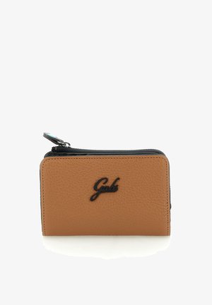 Portafoglio compatto in pelle color cuoio con cerniera nera e logo nero "Gabs" centrato sul davanti.