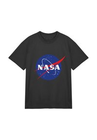 Černé bavlněné tričko s kruhovým modrým logem NASA, bílým textem a červeným švihem, texturovaná látka a krátké rukávy.