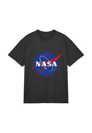 Camiseta de algodón negra con logo circular azul de la NASA, texto blanco y un diseño de swoosh rojo, tela texturizada y mangas cortas.