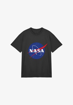 Camiseta de algodón negra con logo circular azul de la NASA, texto blanco y un diseño de swoosh rojo, tela texturizada y mangas cortas.