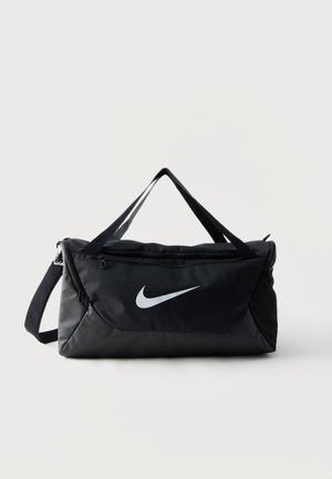 Czarna sportowa torba Nike z podwójnymi uchwytami, paskiem na ramię, zapinanymi na zamek przegródkami i białym logo Nike Swoosh z przodu.