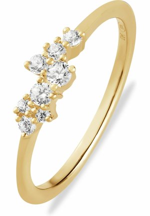 Goldener Bandring mit einem Cluster von verschieden großen, runden klaren Edelsteinen, der entlang der oberen Mitte angeordnet ist.