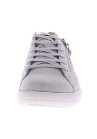 Grijze suède sneaker met een ronde neus, voorzien van een witte rubberen zool, platte veters en een ritsdetail aan de zijkant.